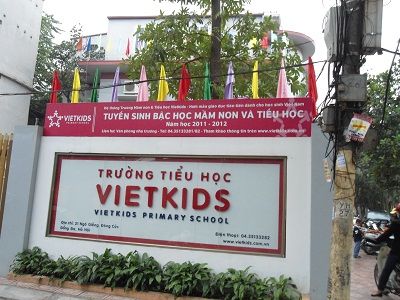 Vụ cô giáo dán băng keo vào vùng kín HS và ý kiến 2 bên